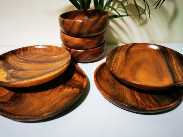 ENGRAVED WOODEN PLATES AND BOWL SET