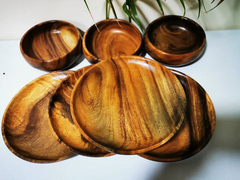 ENGRAVED WOODEN PLATES AND BOWL SET